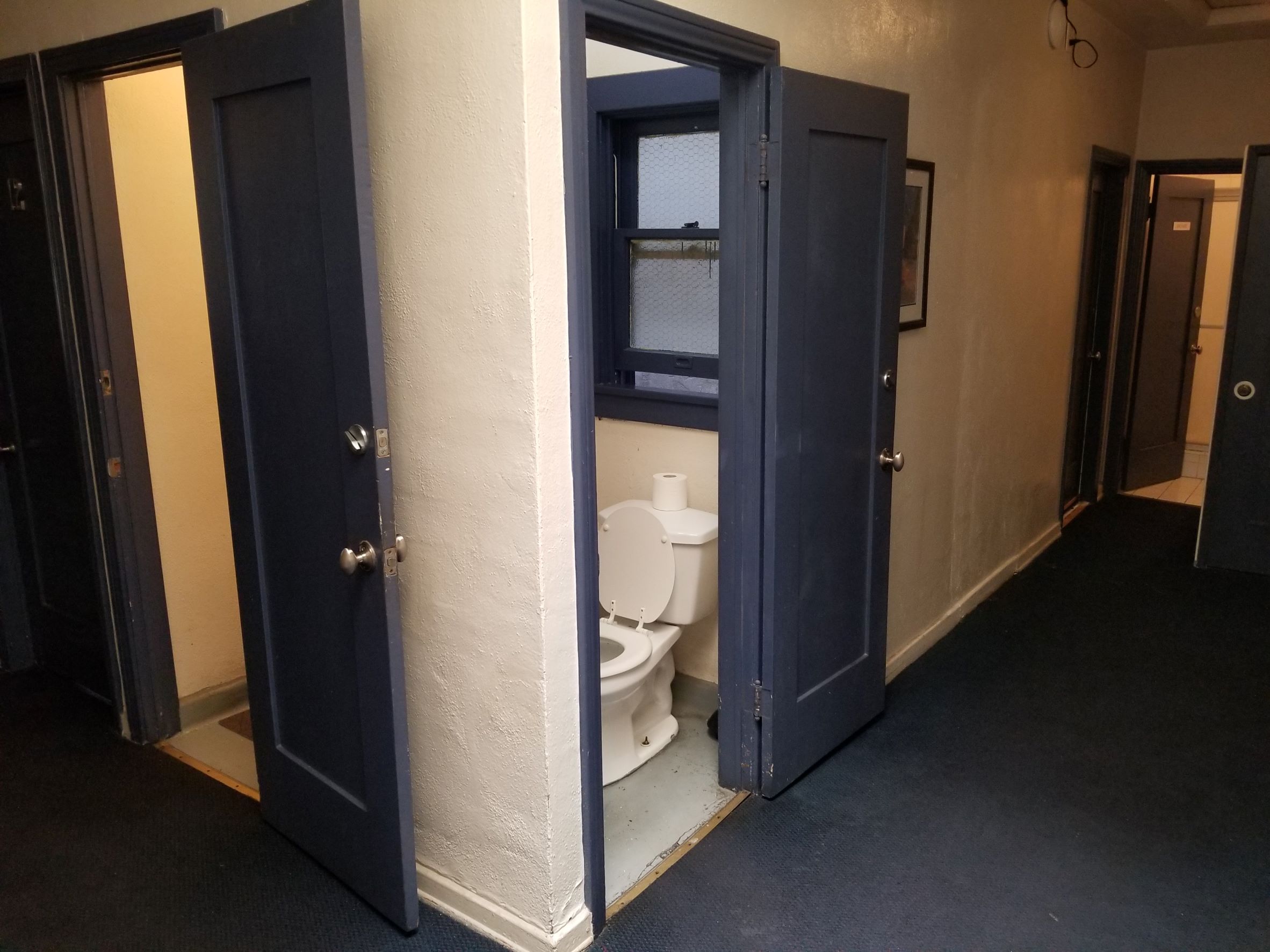 Showers & Toilets West End Hotel